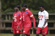 Patrick Mahomes welcomes back Xavier Worthy and Jalen Royals to Chiefs practice on his 30th birthday
