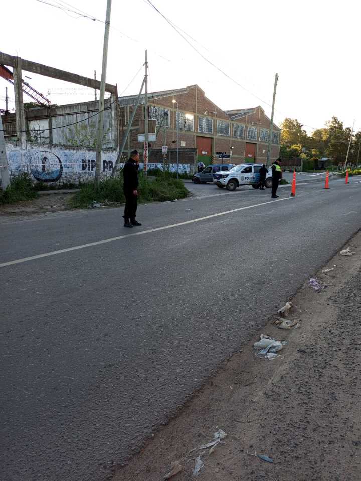 Violento choque entre un auto y una moto en Florencio Varela: un herido trasladado...