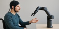 Logran mover un brazo robótico solo con pensamientos y sin cirugía cerebral