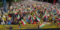 Al grito de “Khamenei asesino”, miles de iraníes exiliados en Bruselas se movilizaron para exigir un cambio de régimen en su país