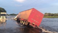 Dos camiones se voltearon en la vía a San Juan de Payara en Apure