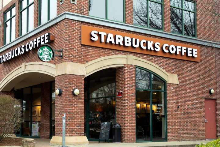 Starbucks cerrará cafeterías y dejará sin empleo a 900 trabajadores