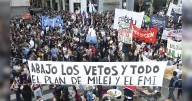 Médicos, jubilados y estudiantes marchan en Argentina contra Milei mientras el Congreso bloquea sus vetos