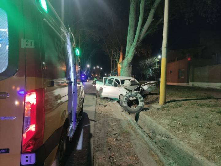 Luján: chocaron contra un colectivo, impactaron contra un árbol y salieron despedidos