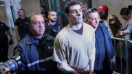 Juez desestima cargos de terrorismo contra Luigi Mangione