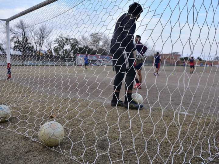 Conmoción en Córdoba: murieron un chico de 13 años y un hombre de 57 mientras jugaban al fútbol