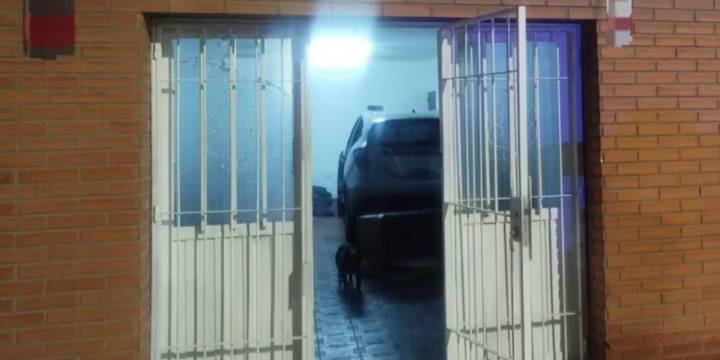 Desarmaban autos en un garaje de Córdoba y fueron sorprendidos por la Policía