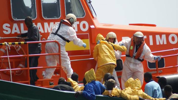 El menor del barco patera de Lanzarote será el primer traslado de urgencia a la Península