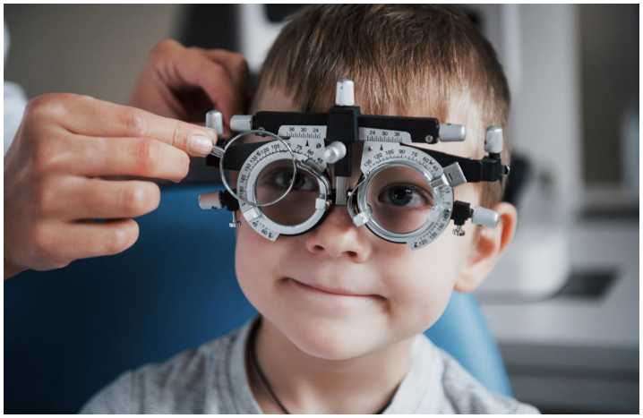 Regreso a clases 2025: alertan sobre síntomas de problemas visuales en niños