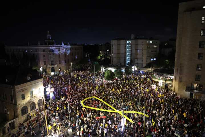 Una protesta multitudinaria cerca de la residencia de Netanyahu pide la liberación de los rehenes