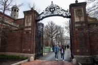 Jueza federal ordena a gobierno de Trump anular recortes para becas en Harvard