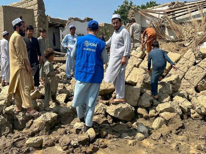 Desesperación en Afganistán tras el terremoto: "Los niños están bajo los escombros"