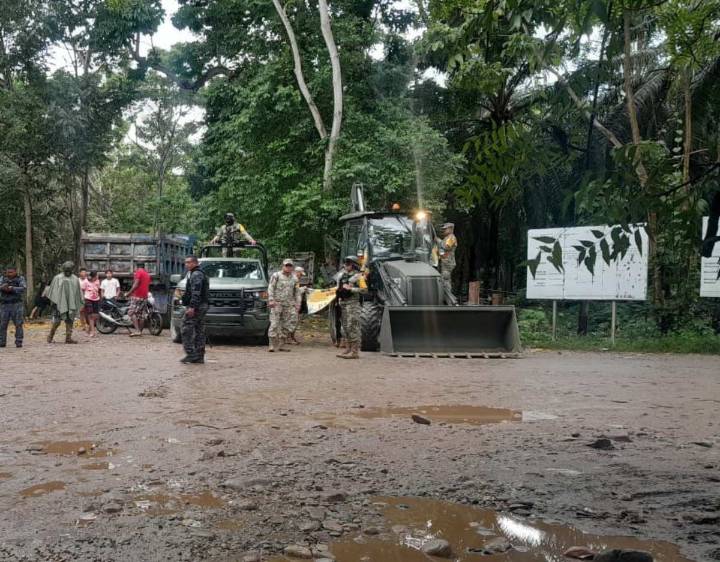 Derrumbe sepulta telesecundaria en Chiapas