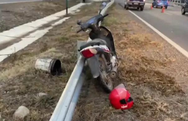 Accidente en Circunvalación Oeste: Auto se cruzó de carril y chocó a un motociclista