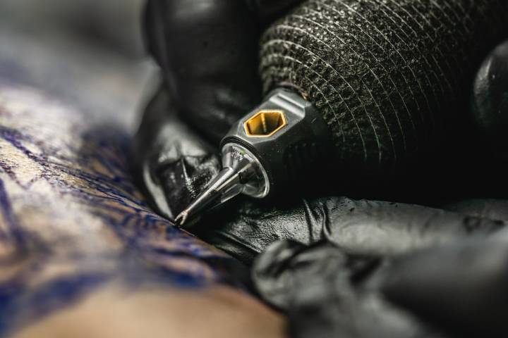 El hombre más tatuado del mundo decidió quitarse los del rostro y el cambio eriza la piel (Fotos)