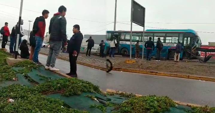 Tragedia en Vía Evitamiento: pasajero muere tras choque de bus contra estructura metálica