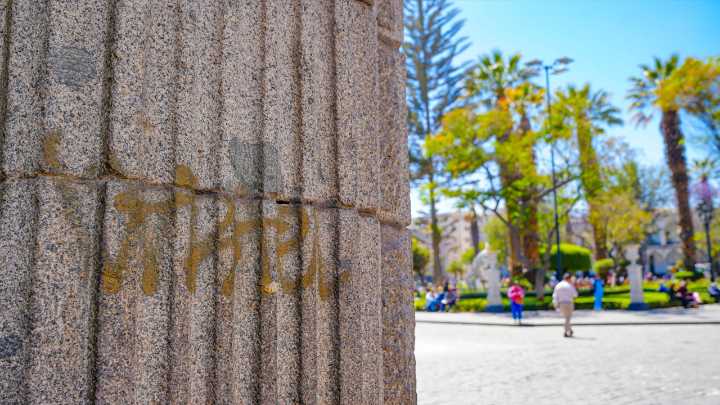 Vandalismo en Arequipa: nuevas pintas dañan portales de San Agustín y la Compañía de Jesús