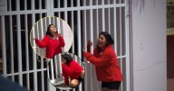 Filtran VIDEO del dramático momento en que una madre llora y se tira al suelo destrozada por dejar a su hijo en su primer día de kínder; la tachan de exagerada