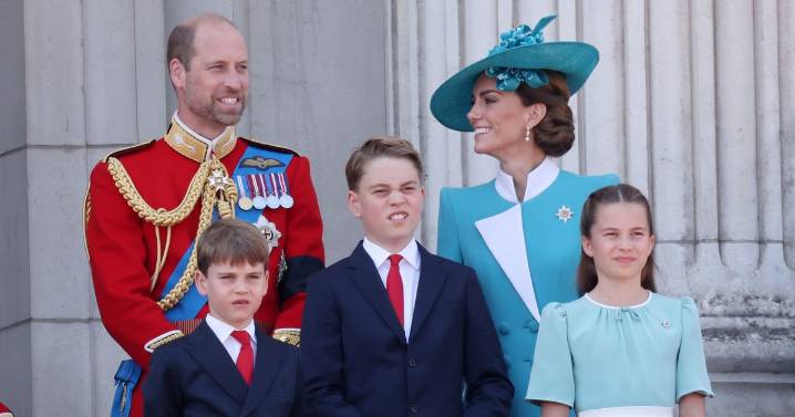 Exact salary of a King's Guard which sees you working for Royal Family