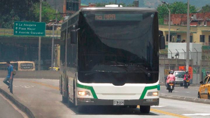 Bus de metroplús arrolló a habitante de calle en La Minorista, Medellín, y casi linchan al conductor