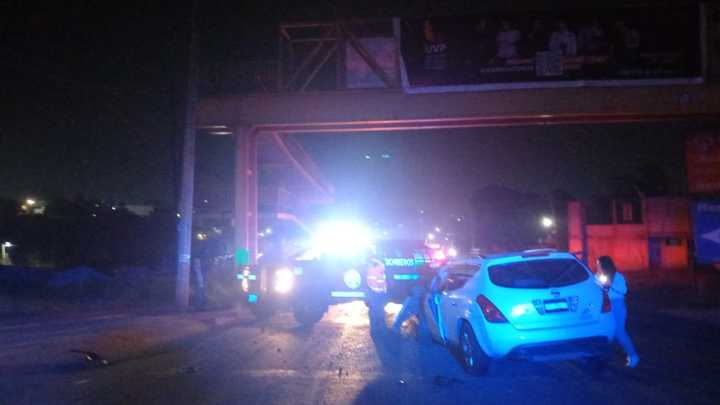 Camioneta Choca contra un Pilar en Carretera de Puebla; Hay Tres Lesionados