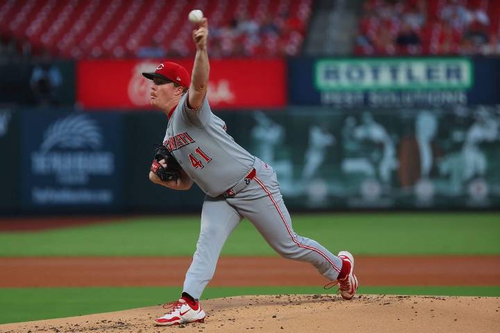 Reds' playoff chances take further hit with loss in St. Louis