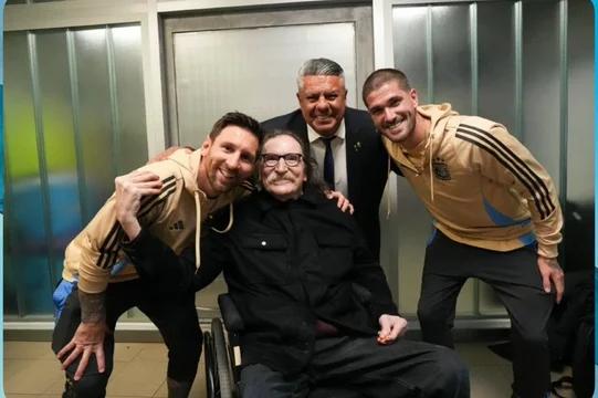 El emocionante encuentro entre Charly García y Lionel Messi en el Monumental