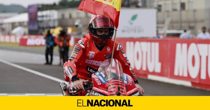La polémica está servida: Marc Márquez celebra el título de MotoGP con la bandera de España