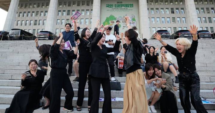 South Korean parliament votes to allow tattooists to work without a medical license