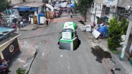 Un camión de Jarritos se hunde en un gran agujero en México