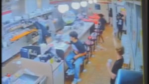 Los adolescentes en Waffle House saltan sobre el mostrador, el empleado de ataque, dice la policía del condado de Cobb