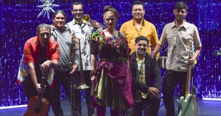 Shiji y la Siete de Agosto (ella y la banda)