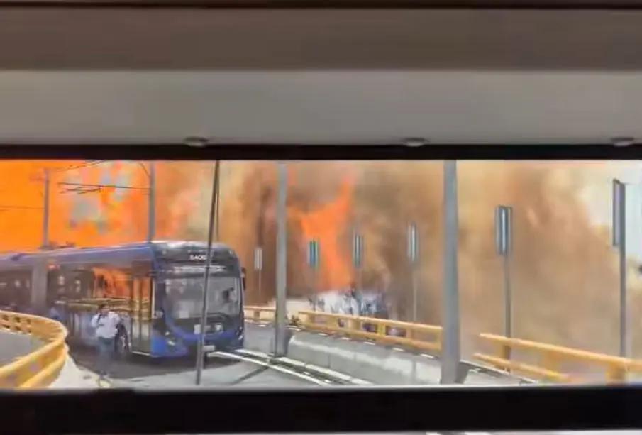 VIDEO: Pasajeros del trolebús graban el momento exacto de la explosión de la pipa en ...