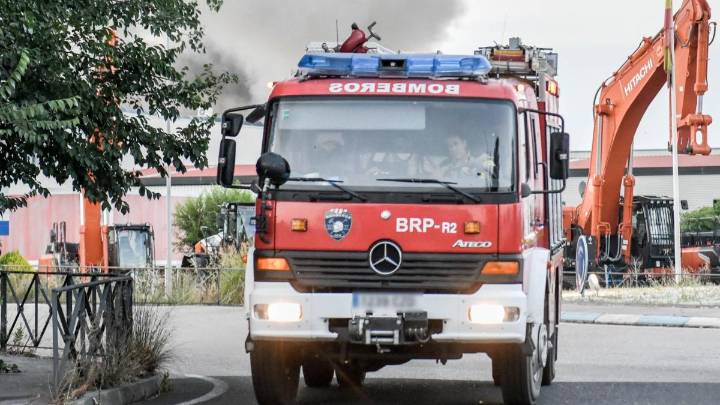 Cuatro intoxicados por inhalar humo en el incendio de una vivienda en Azuqueca de Henares