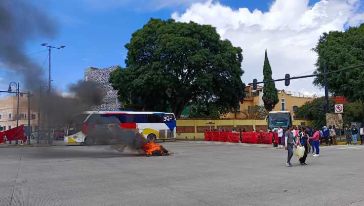 Normalistas de Teteles rechazan matrícula foránea y se manifiestan en Puebla