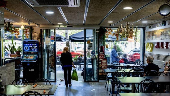 Detenidos dos hombres por disparar contra el dueño de un bar tras una discusión por una máquina tragaperras