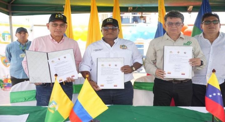 Gobernadores fronterizos de Colombia y Venezuela firman acuerdo en el río Orinoco
