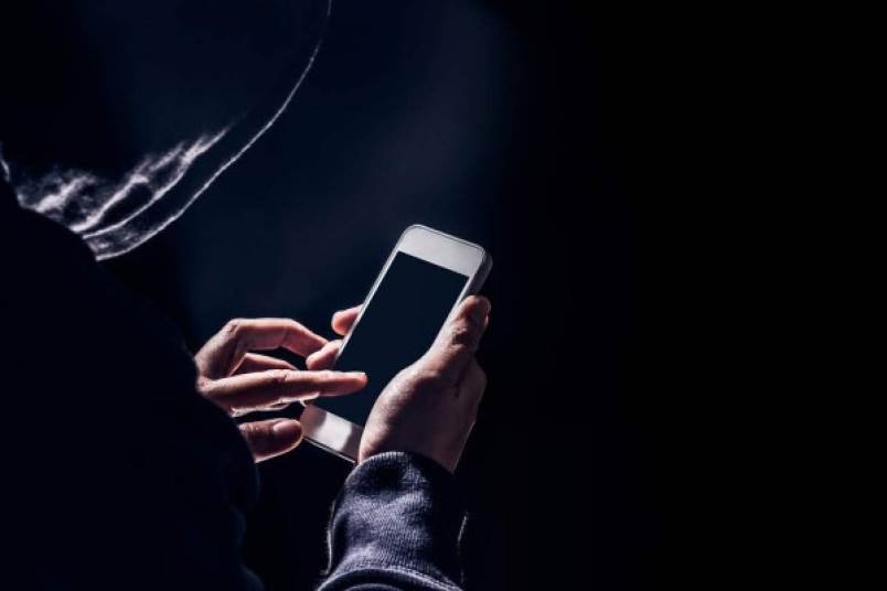 Le robaron el celular mientras estaba trabajando