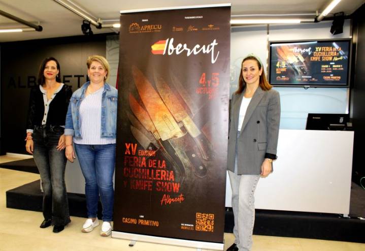 La XV Feria de Cuchillería & Knive Show ‘Ibercut’ de Aprecu, en la que participan 57 expositores, un 15% más que en 2024, cuenta con el apoyo del Ayuntamiento y la Diputación La concejala de Turismo, 