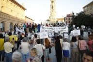 Protesta de inmigrantes en Zaragoza al verse empujados a vivir en la calle: "Tenemos trabajo pero no podemos pagar un piso"
