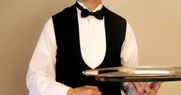 Qué significa que las personas ayuden a los mozos a recoger los platos, según la psicología