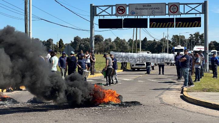 Trabajadores despedidos de ILVA cortan los accesos al Parque Industrial Pilar