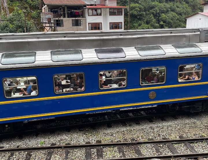 Protestas en la vía del tren a Machu Picchu dejan al menos 17 heridos y turistas afectados