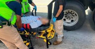 Motociclista se estrella contra caja de tráiler en Nuevo Laredo