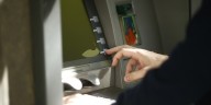 Procesaron a la empleada de un banco acusada de robar casi un millón de pesos de las cuentas de varios clientes