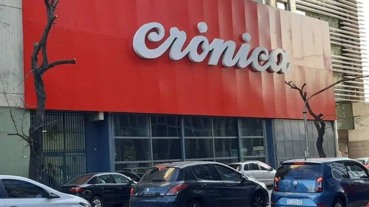 Pánico en Crónica TV: un hombre se metió en el canal y amenazó a conductores con un cuchillo