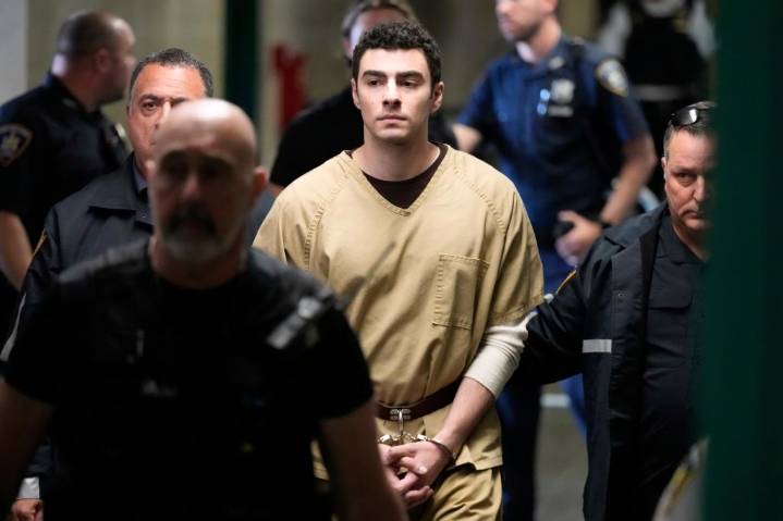 Luigi Mangione death penalty case should be tossed, defense argues