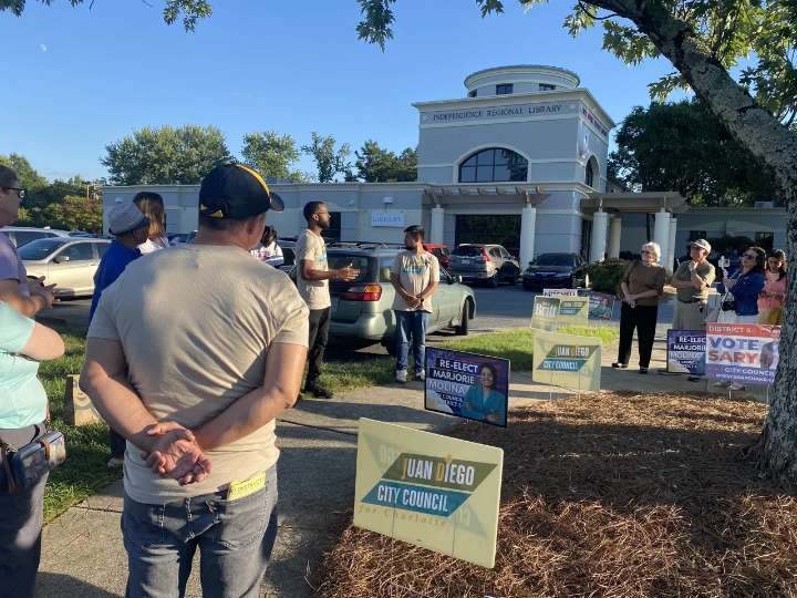 Latinos salen a votar en elecciones locales de Charlotte