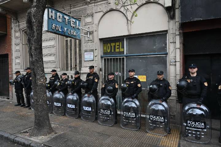 Desalojan un hotel usurpado que funcionaba como prostíbulo y búnker de drogas