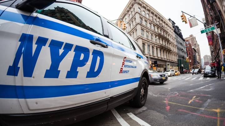 Horror en Nueva York: mujer es abusada en la calle y atacante le deja su teléfono para “volver a verla”